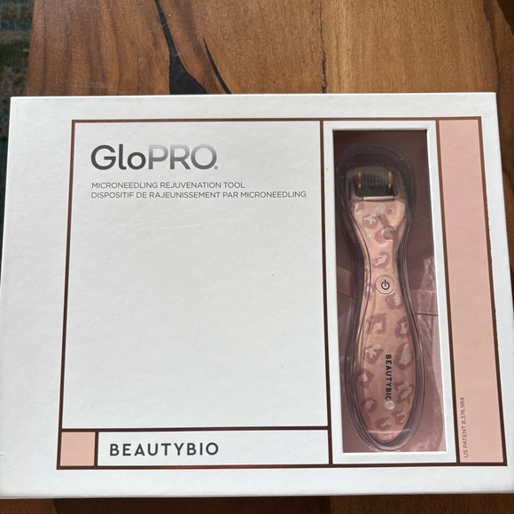GloPRO Microneedling Rejuvenation Tool